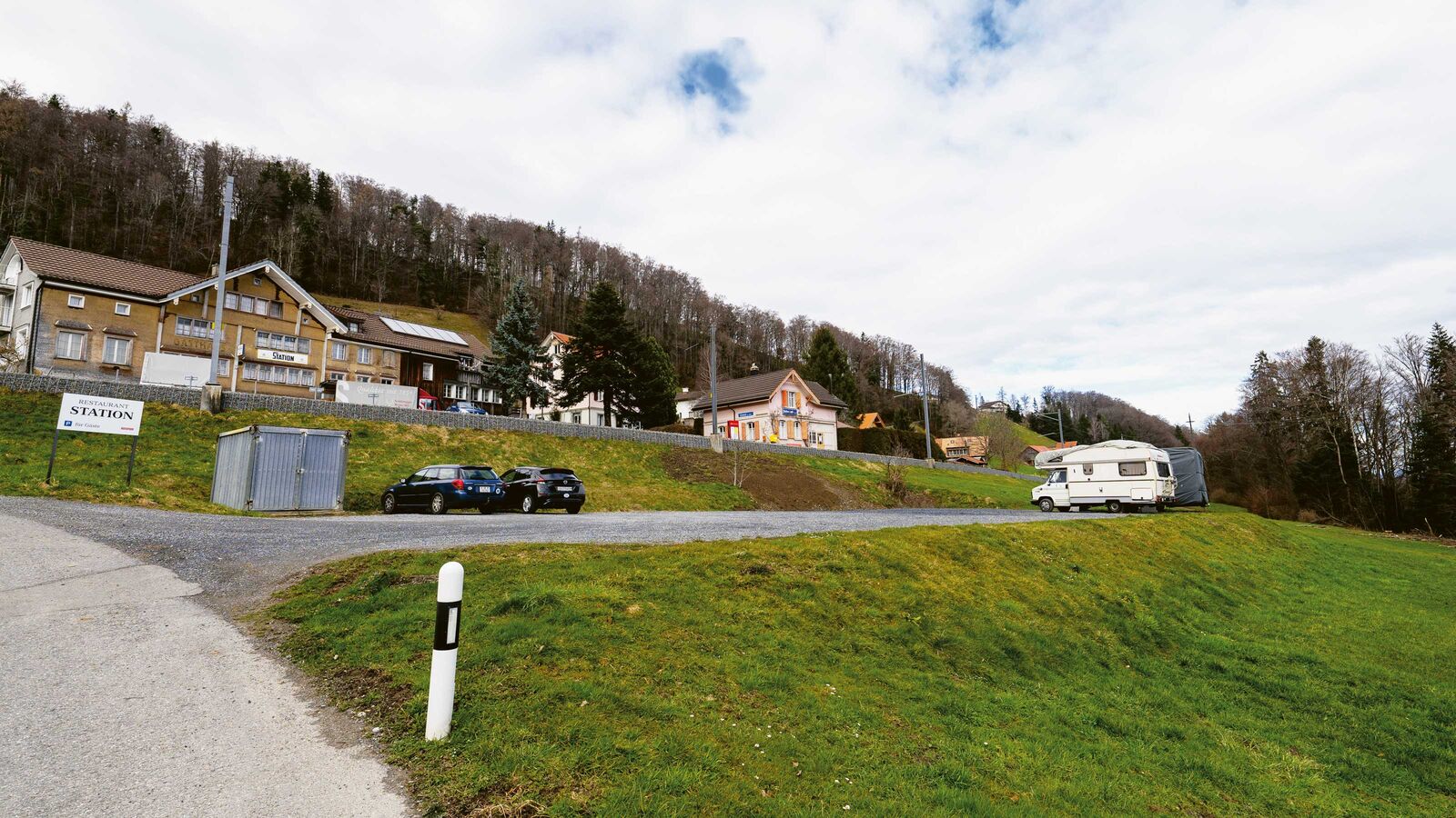 Cinq camping-cars au maximum peuvent s’enregistrer sur l’aire de stationnement « Schwendi » via l’application Parkn’Sleep. Celle-ci se trouve à proximité d’une auberge appenzelloise pittoresque.