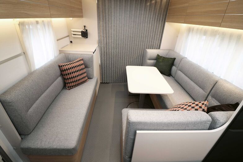 À l’intérieur, l’Adora brille par son équipement moderne et son décor bois chaleureux associé à des éléments clairs et aux coloris discrets de ses meubles rembourrés.