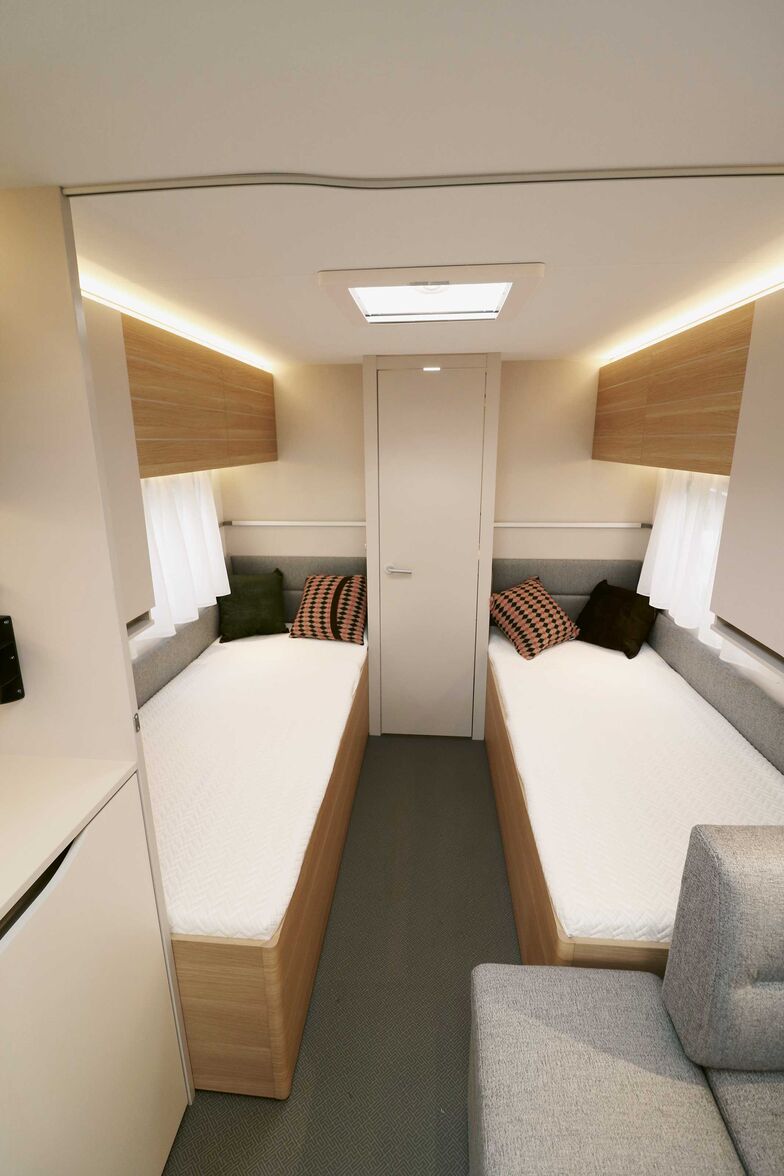 Espace nuit central entre la dînette et la salle de bains. Les confortables matelas en mousse haute densité posés sur des sommiers à lattes en bois convainquent par leur confort.