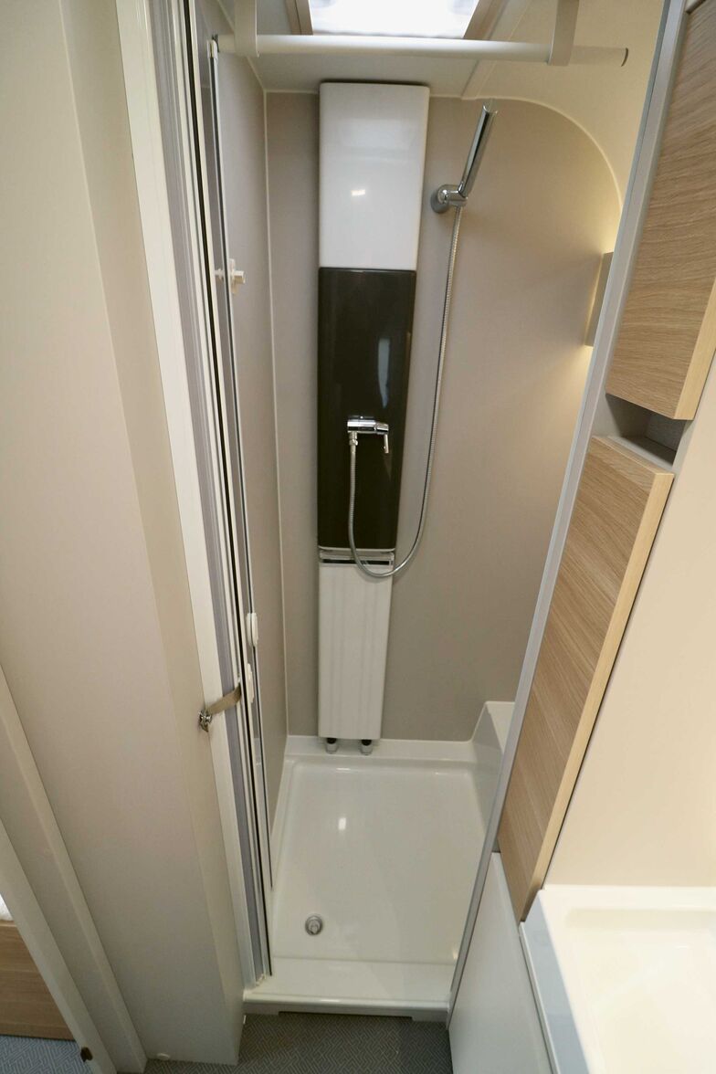 La douche séparée et entièrement équipée offre suffisamment de place.