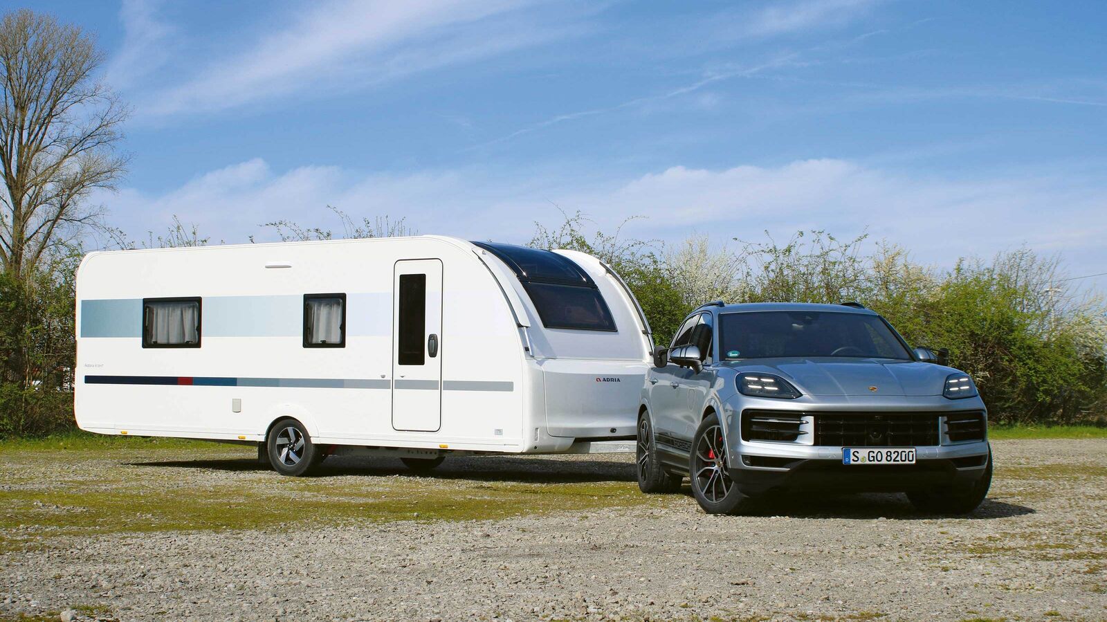 La structure moderne est revêtue d’un habillage robuste en PRF sur le toit, les parois et l’arrière. Les fenêtres affleurantes ainsi que les phares arrière LED de style automobile sautent également aux yeux.