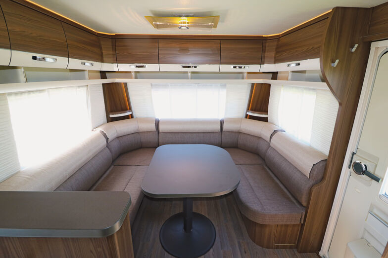 Le mélange d’éléments de décor sombres et clairs crée une ambiance élégante.