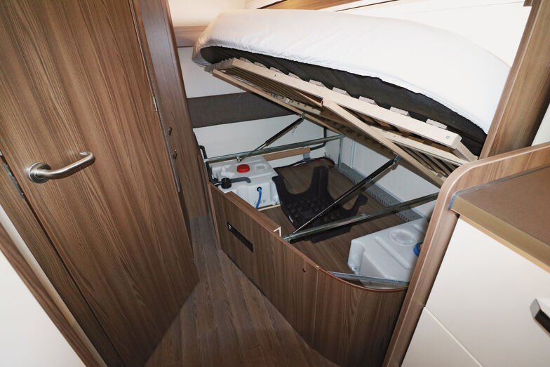 L’espace de rangement du lit est facilement accessible depuis le haut et via la trappe extérieure latérale.