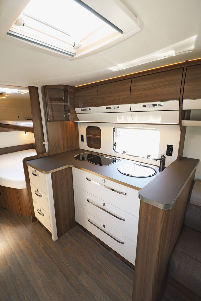 La largeur de la cuisine d’angle offre à la fois beaucoup d’espace de rangement et un plan de travail généreux.