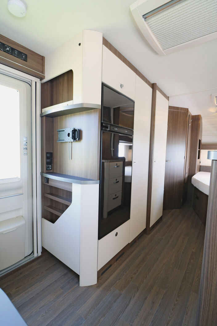 Armoire avec penderie et séchoir et réfrigérateur de 142 l.