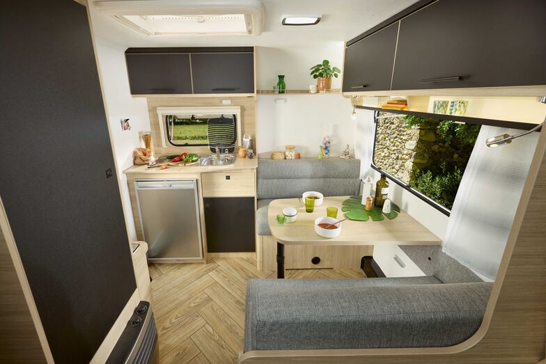 Le salon latéral et la cuisine se trouvent à l’arrière de la Caravelair Sport Line 410.