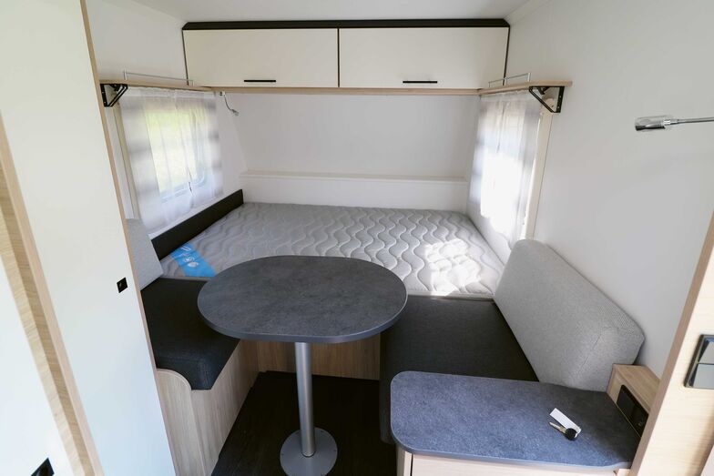 Il est possible de dormir sur des lits longitudinaux ou transversaux à l’avant de l’Alba 350.