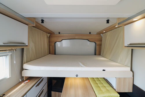 Le lit pavillon à abaissement variable offre un confort de sommeil acceptable.