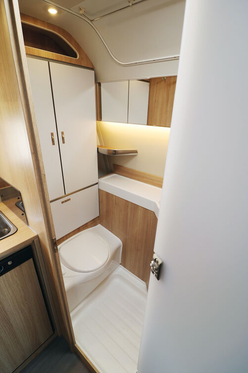 Bonne liberté de mouvement sur le WC banc et devant le lavabo.