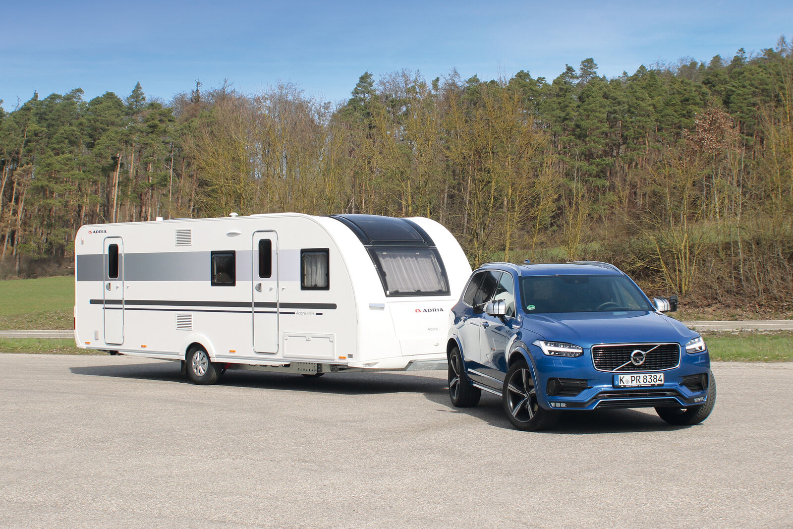 Ce modèle Adria de près de neuf mètres de long et deux tonnes exige un véhicule tracteur puissant.