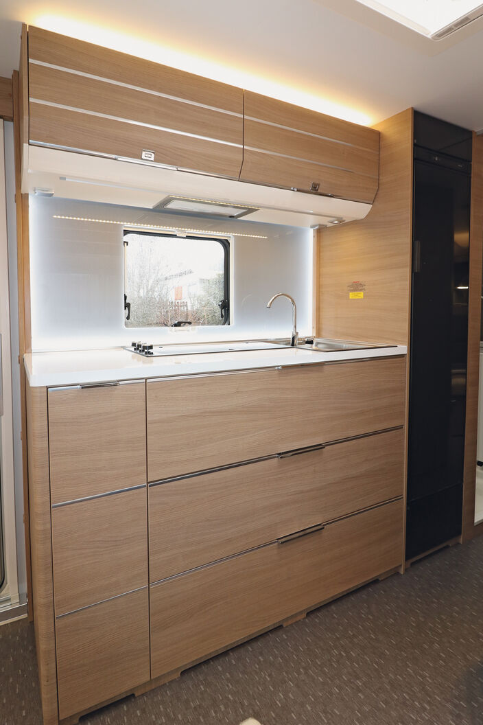 Cuisine élégante avec équipement complet, grand plan de travail et nombreux espaces de rangement.