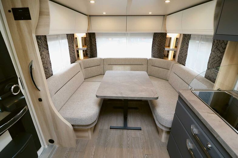 L’intérieur moderne avec éléments d’aménagement clairs et cuisine sombre ainsi que les coloris assortis des coussins et rideaux ont de quoi séduire d’emblée.