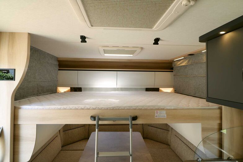 Le lit pavillon s’abaisse facilement et offre un couchage confortable pour deux personnes. L’espace en dessous du lit pavillon abaissé et peu utilisable en raison des armoires latérales intégrées.