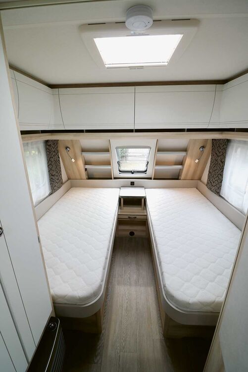 Dans l’espace avant séparable, de confortables matelas à ressorts ensachés garantissent des nuits reposantes, tandis que la lucarne et la fenêtre apportent de l’air et de la lumière.