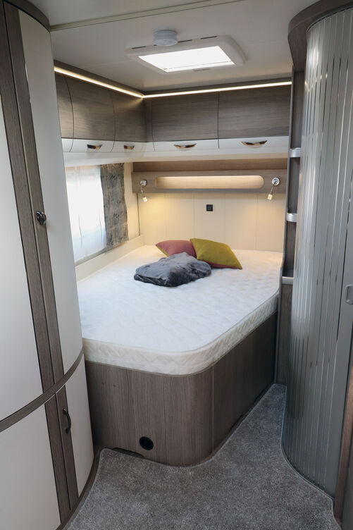 Le lit double suffisamment grand avec matelas à ressorts et sommier à lattes en bois assure un sommeil réparateur.