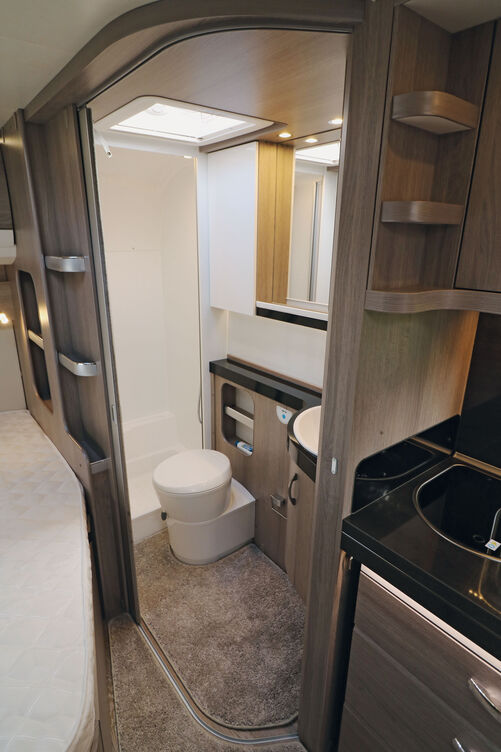 Un espace sanitaires en longueur avec une bonne liberté de mouvement.