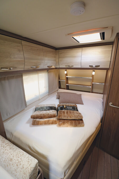 Le lit double de près de deux mètres de long est suffisamment grand. La paroi avant est bien exploitée, avec de nombreux espaces de rangement.