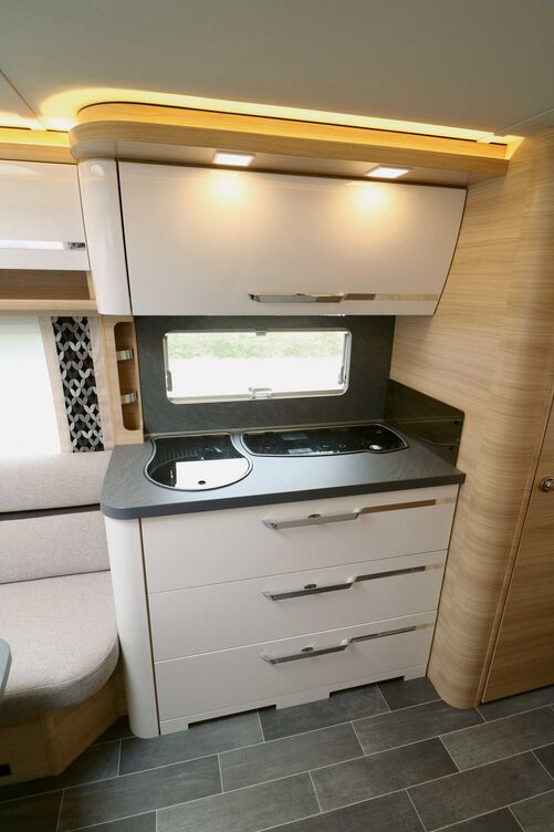 Les tiroirs et l’armoire suspendue de la cuisine élégante offrent suffisamment d’espace et son équipement comprend tous les éléments indispensables.