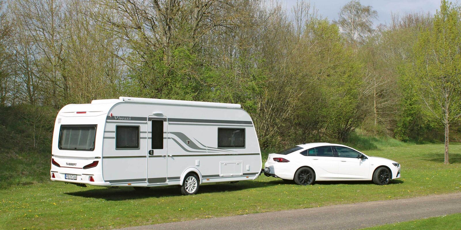 La nouvelle caravane vivaldi présente le look Tabbert habituel, avec des éléments de design automobile et un équipement de sécurité complet.