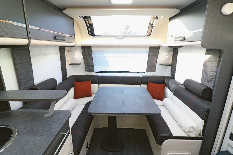 La lumineuse dînette et l’équipement moderne au design bicolore donnent à l’Artica une ambiance intérieure très agréable.