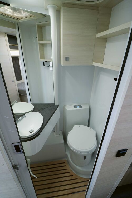 Le lumineux espace sanitaires avec habillage facile d’entretien et élément de lavabo pivotant a de quoi séduire.