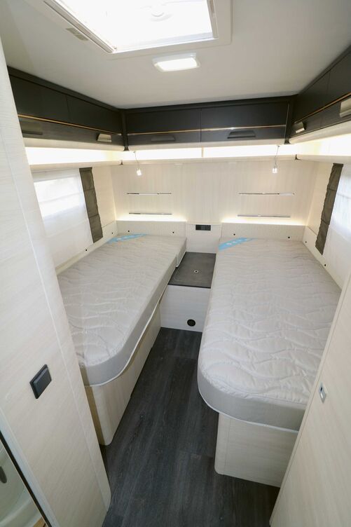 À l’arrière de l’Artica 542, la chambre séduit par ses lits confortables, ses nombreux espaces de rangement et son éclairage agréable.