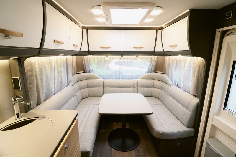 La spacieuse dînette dotée de confortables coussins séduit également par son mobilier moderne au design bicolore.