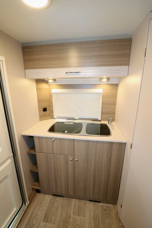 La cuisine arrière séduit par son équipement complet et son espace suffisant pour la vaisselle et les réserves.