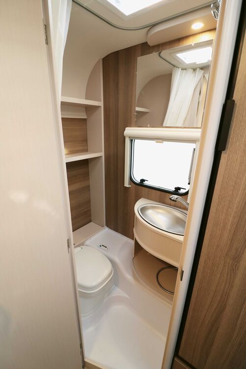 La salle de bains offre tout l’essentiel sur une surface compacte.