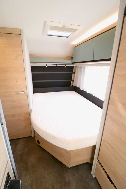 Le lit double avant convainc avec son matelas confortable à plusieurs zones placé sur un sommier à lattes en bois, ses rangements astucieux et ses nombreux éléments d’éclairage.