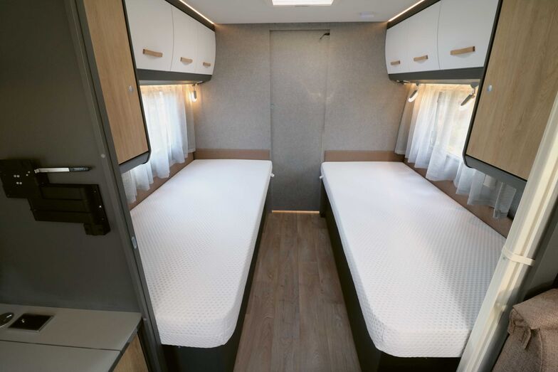 La chambre, qui peut être isolée à l’aide d’une porte coulissante en bois et d’un rideau pliable, séduit par ses grands lits jumeaux dont les matelas haut de gamme assurent un sommeil réparateur.