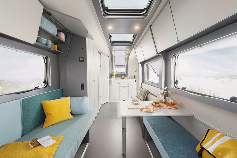 Vue du Lounge vers la cuisine placée à l’avant. Les nombreuses surfaces vitrées sont très agréables.