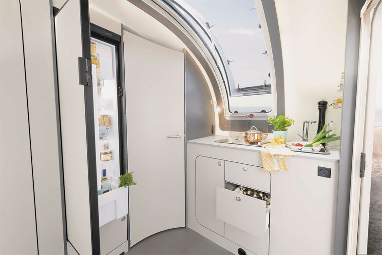 La cuisine compacte est placée à l’avant, juste à côté de l’entrée.