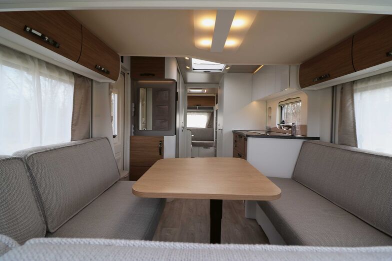 La vue d’avant en l’arrière donne une idée de la généreuse implantation du Nova 555.