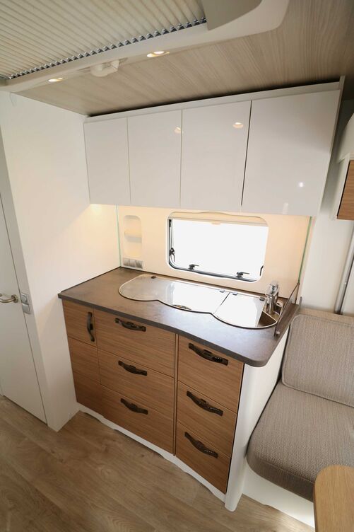 L’élégante cuisine du Nova 555 offre suffisamment d’espace de rangement dans les armoires suspendues et inférieures.