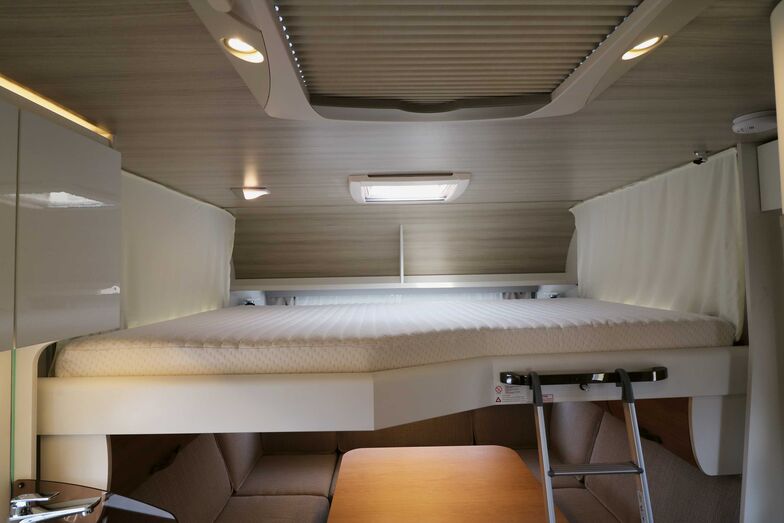 Le lit pavillon offrant de confortables couchages s’abaisse et se remonte facilement.
