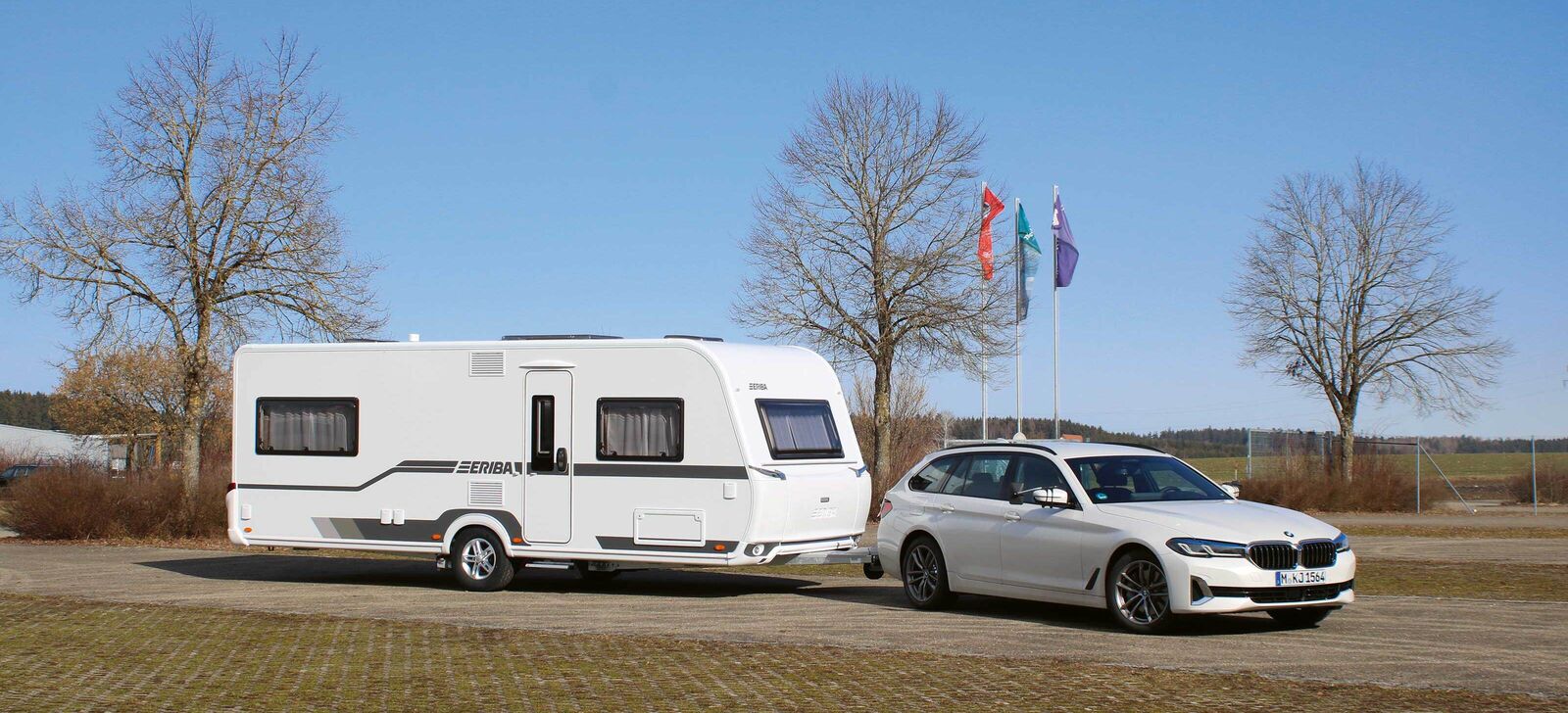 Moderne, la caravane Eriba Nova 555 semble avoir été moulée en une pièce.