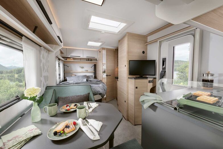 Vue de la petite dînette pour deux sur le lit double à l’arrière.