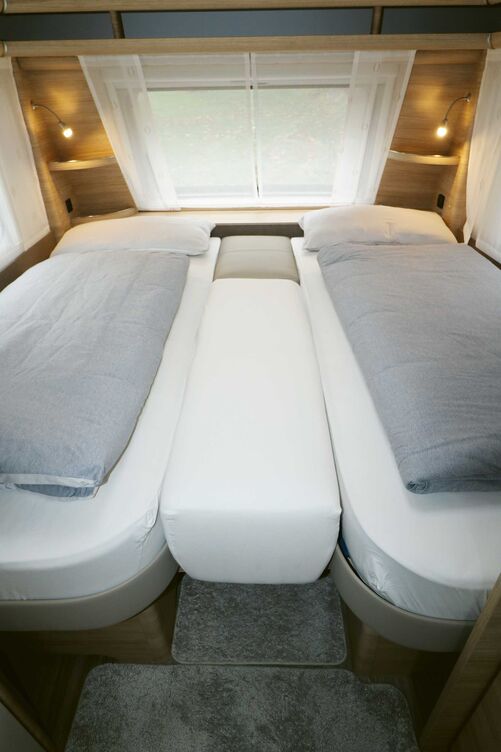 Les deux couchages avec matelas à ressorts ensachés peuvent être transformés en un grand couchage à l’aide d’un sommier extractible et d’un coussin supplémentaire.