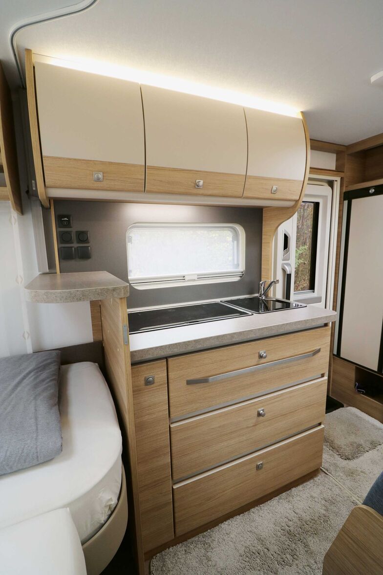 La cuisine avec comptoir séduit par son élégance, ses nombreux rangements et son équipement complet.