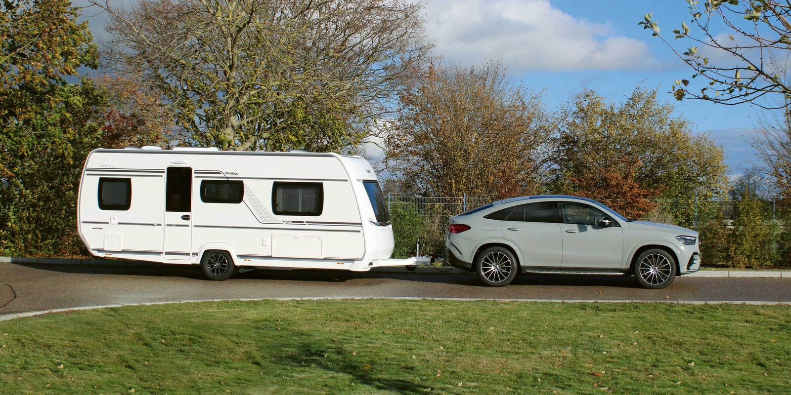 On retrouve le style Fendt sous tous les angles, avec des éléments de design sportifs. Derrière la Mercedes-Benz GLE Coupé, la compacte caravane Bianco Activ 515 SGD tient parfaitement la route.