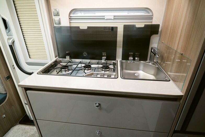 Les couvercles en verre de la plaque de cuisson et de l’évier permettent d’agrandir le plan de travail.