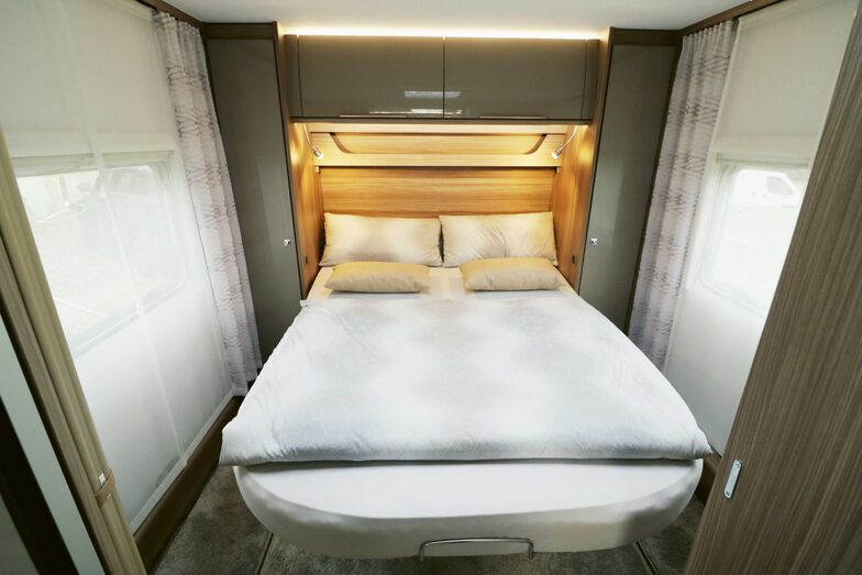 Le grand et confortable lit double est accessible par trois côtés.