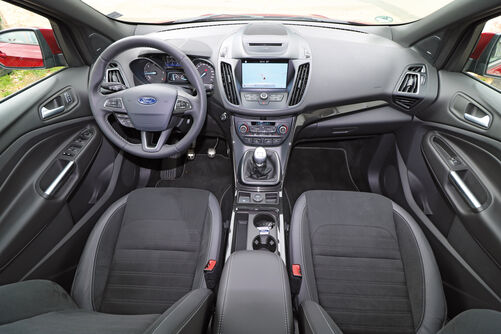 Aucune confusion possible : instruments, écran 8 pouces et commandes sont agencés de manière ergonomique.