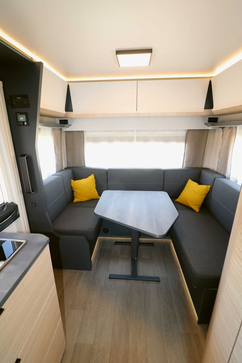 À l’intérieur, le Maxia se distingue par une atmosphère nordique très agréable, dont l’esthétique claire et fonctionnelle constitue un atout évident.