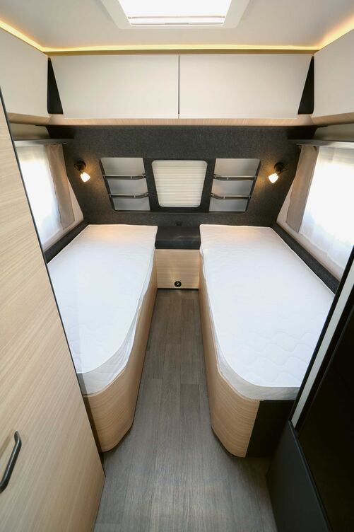 Dans la chambre, les matelas en mousse à haute densité de taille suffisante assurent des nuits reposantes, et la paroi avant avec fenêtre centrale et niches de rangement est parfaitement conçue.