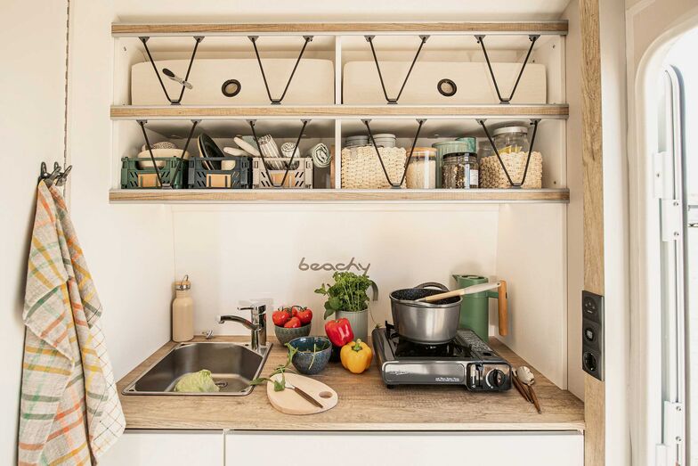 Le coin cuisine, juste à côté de l’entrée, peut être complété par un réchaud électrique.