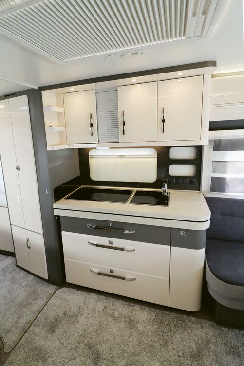 La cuisine de plus de 1,3 m de large brille par son équipement complet, ses nombreux espaces de rangement et son élégance.