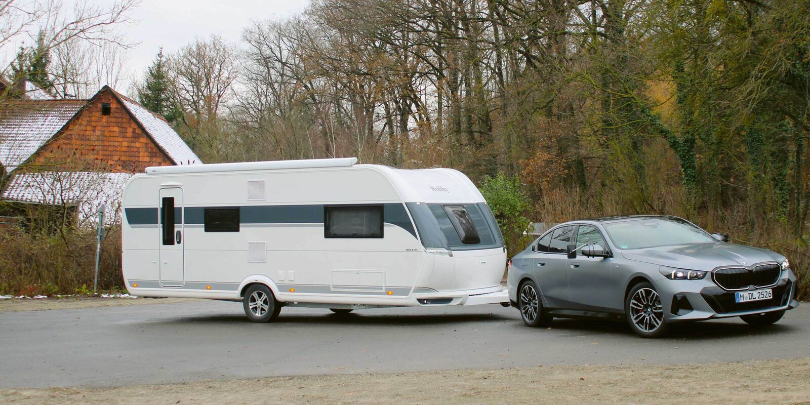 Der 2,5 Meter breite Maxia 595 KML punktet mit tadellosen Nachlaufeigenschaften, einem interessanten Kinderabteil und einem modernen Interieur im nordischen Look.