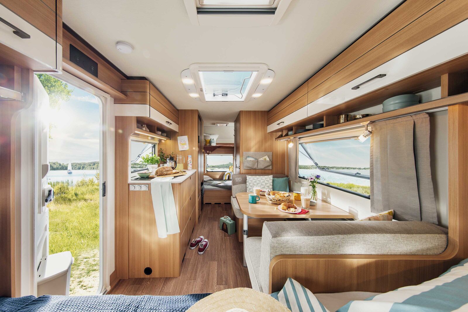 Avec ses 7,16 m de long, la caravane Style 493 K est idéale pour les familles de jusqu’à six personnes.